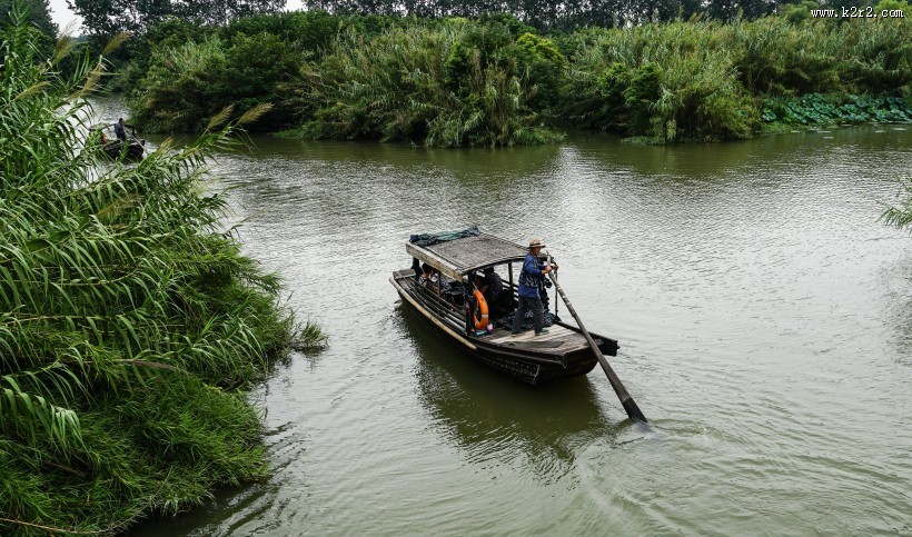 水面上的船的图片
