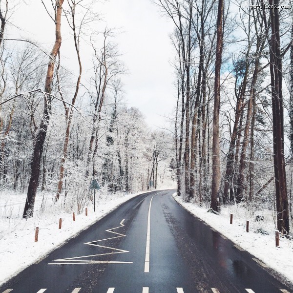 向远处延伸的公路图片