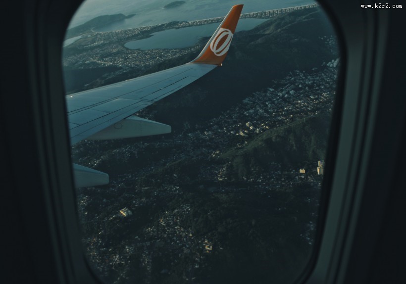 飞机圆角窗口特写图片