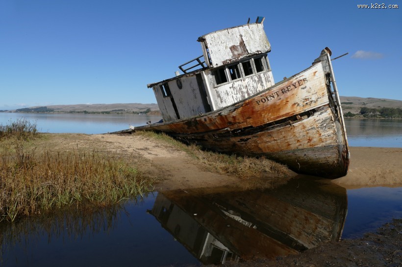 破烂的沉船图片