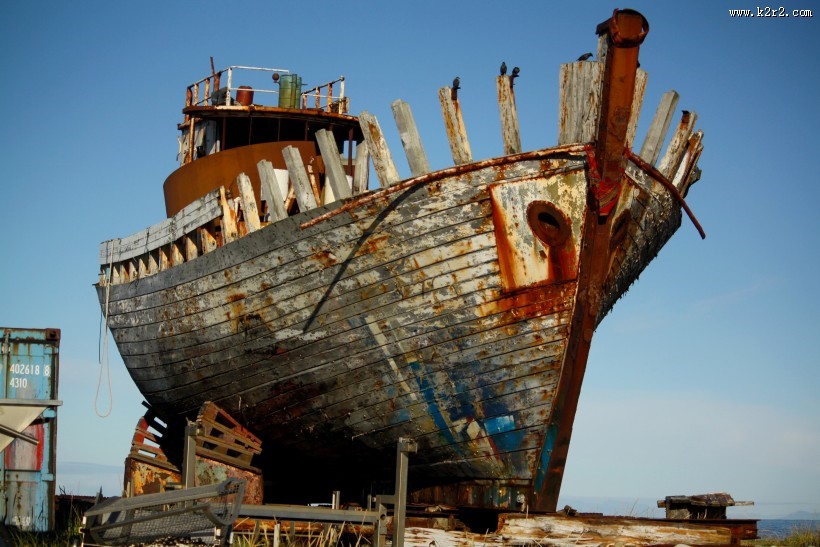 破烂的沉船图片