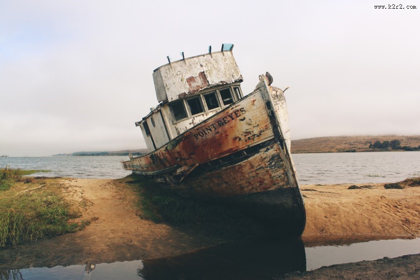 破烂的沉船图片