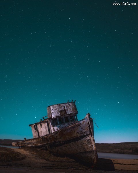 破烂的沉船图片