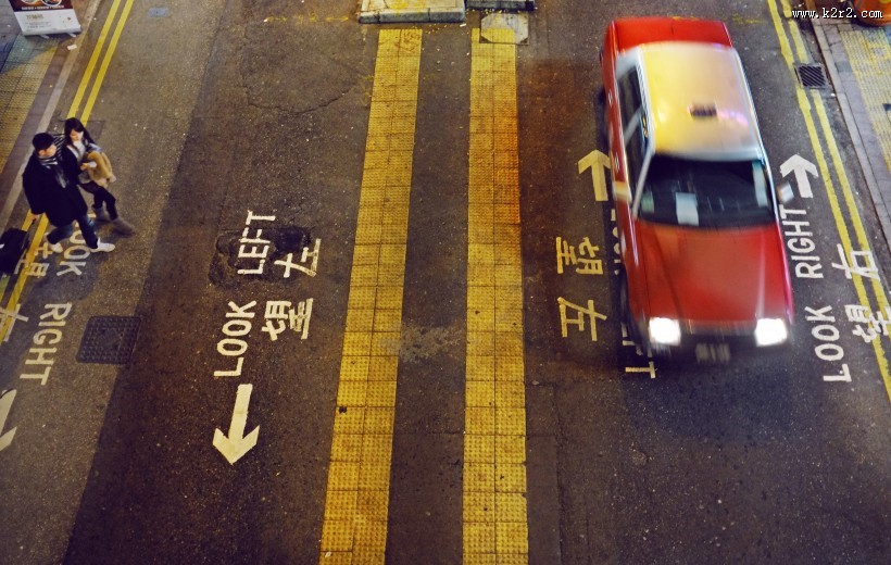 行驶在路上的汽车图片