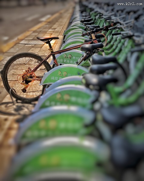 停放在路边的单车图片大全