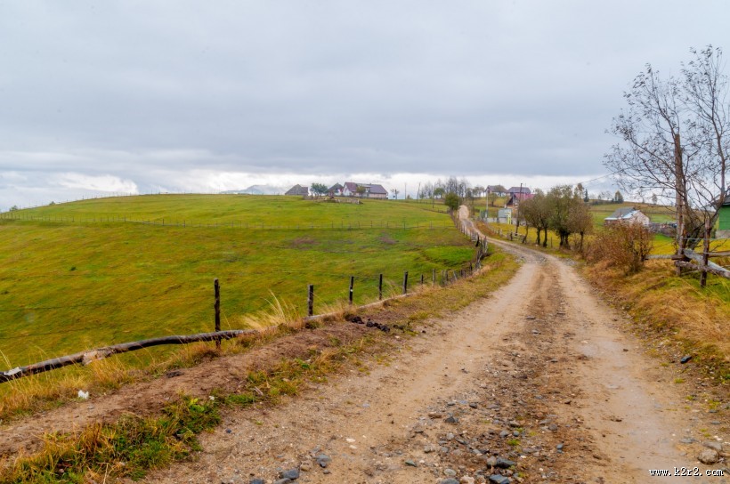 乡间泥泞的土路图片
