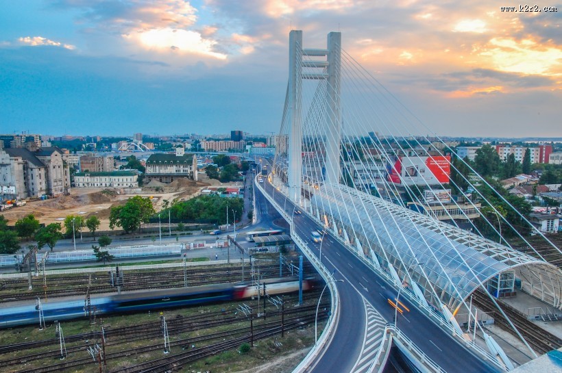 城市中的悬索桥图片