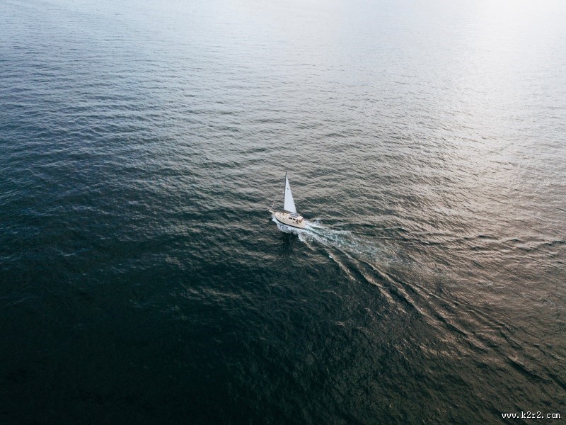 借风行驶的帆船图片