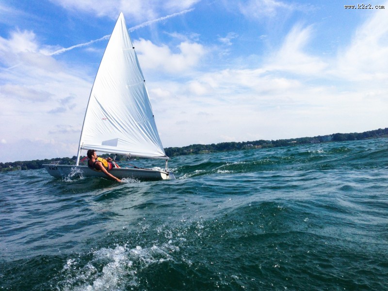 借风行驶的帆船图片