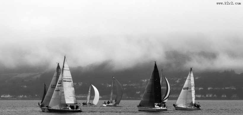 借风行驶的帆船图片