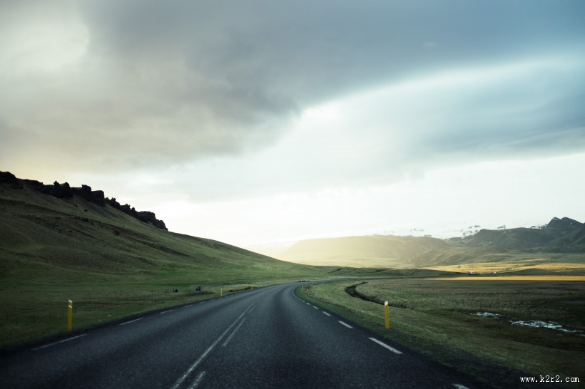 弯弯的沥青公路图片