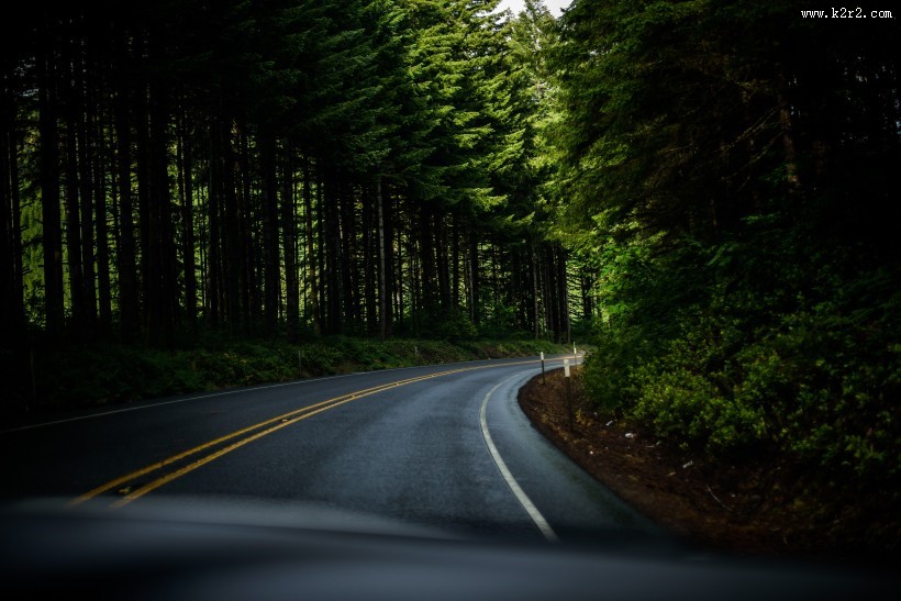 弯弯的沥青公路图片