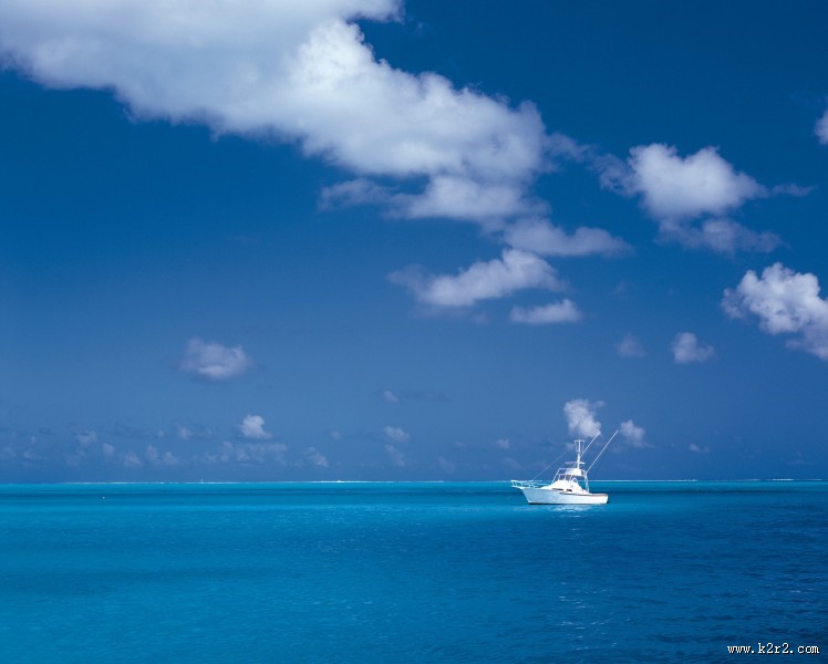 水面上的一只船图片