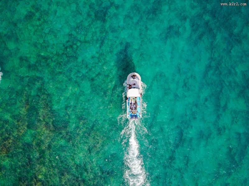 水面上的一只船图片
