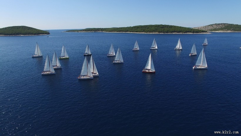 航行的帆船图片