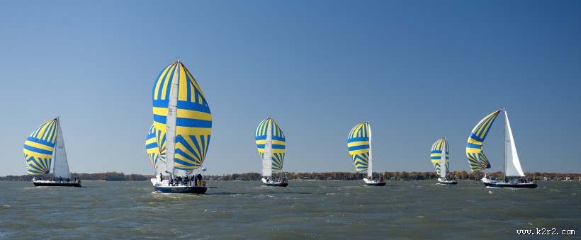 航行的帆船图片