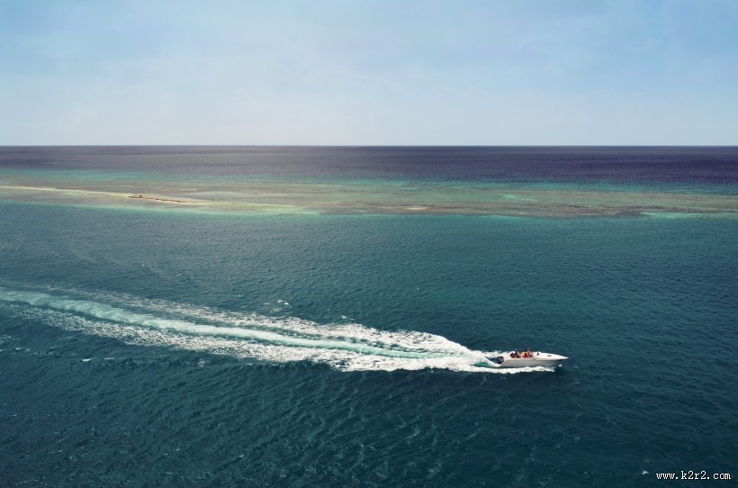 水上娱乐的游艇图片