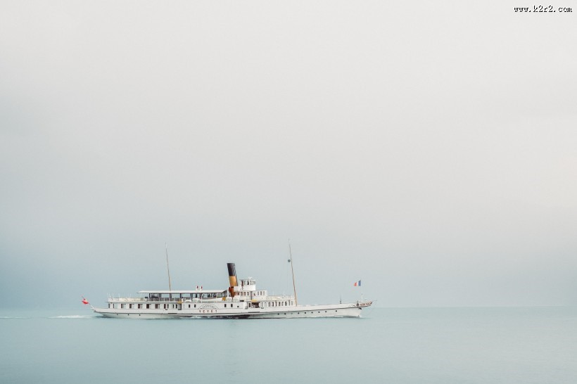 水上娱乐的游艇图片