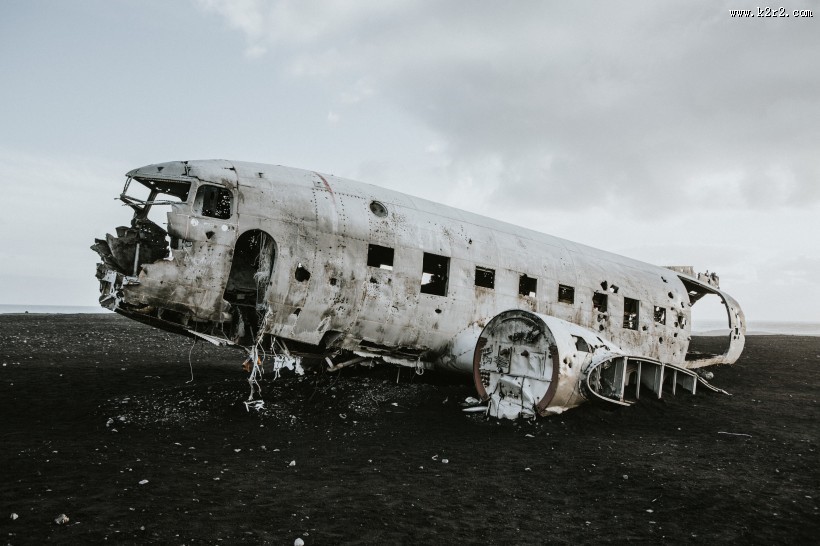 破损的飞机图片