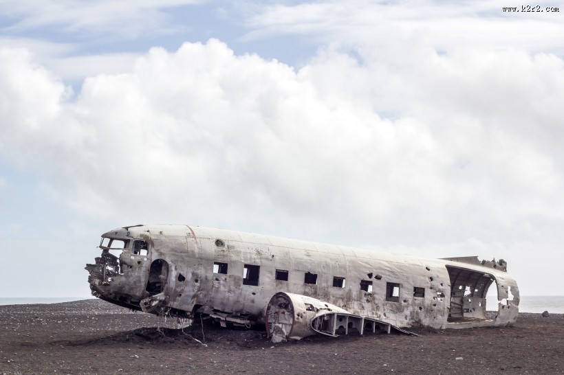 破损的飞机图片