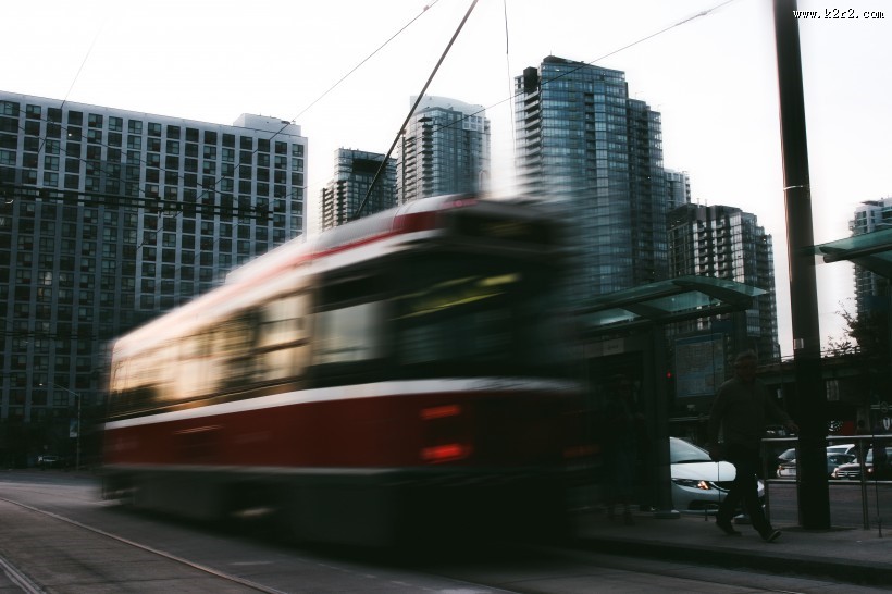 运行的电车图片