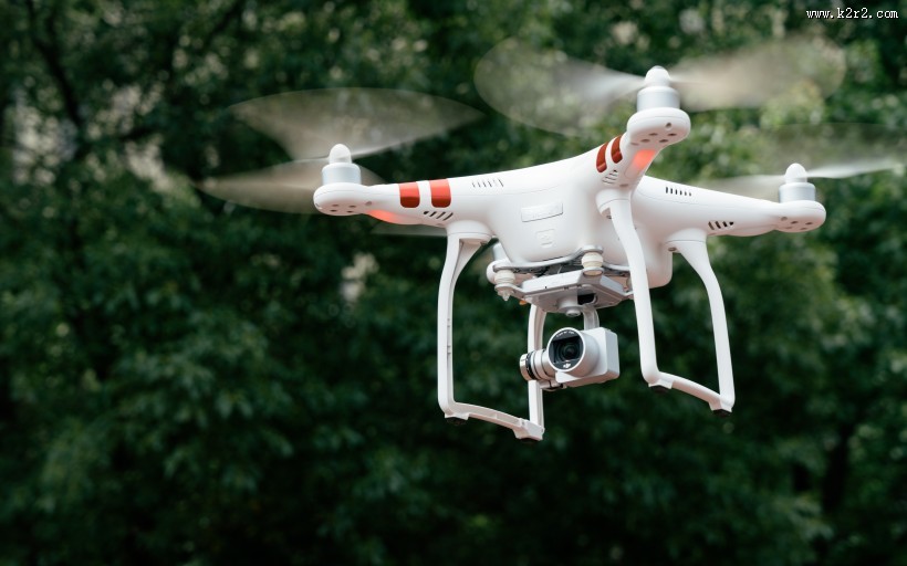 天空飞翔的无人机图片大全