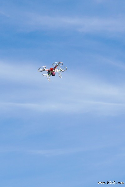 天空飞翔的无人机图片大全