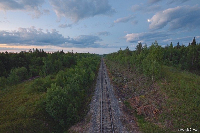笔直的铁轨图片