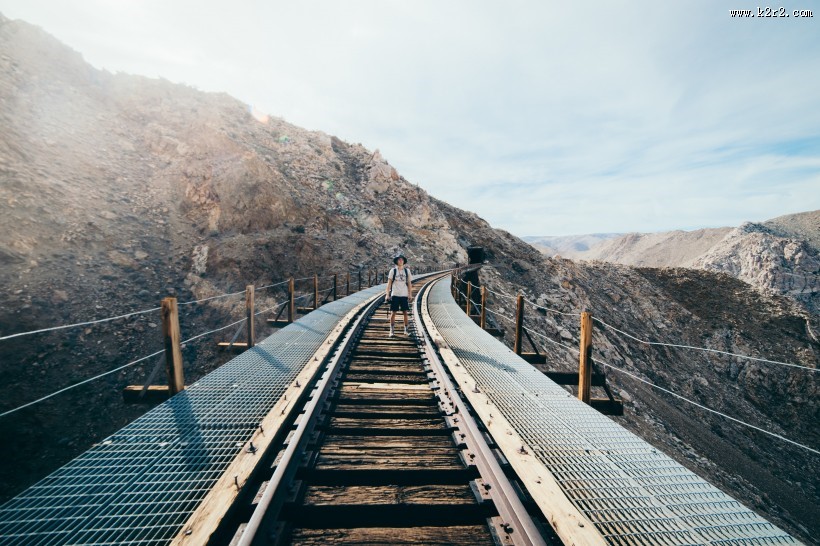 笔直的铁轨图片