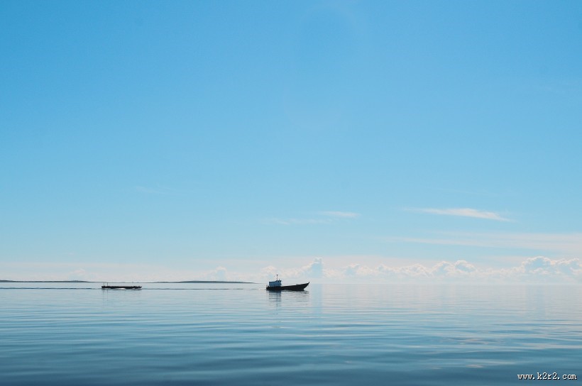 水面上的小船图片