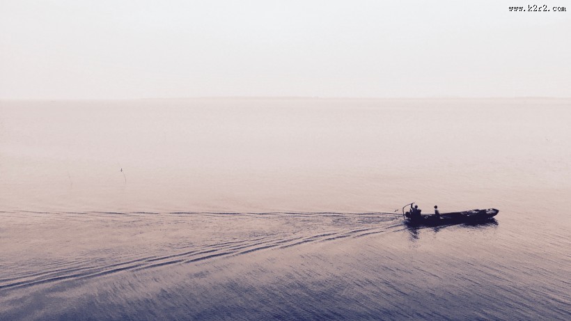 水面上的小船图片