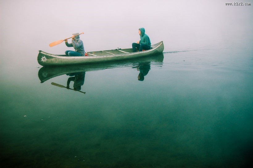 水面上的小船图片