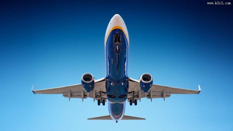 空中飞行的飞机图片