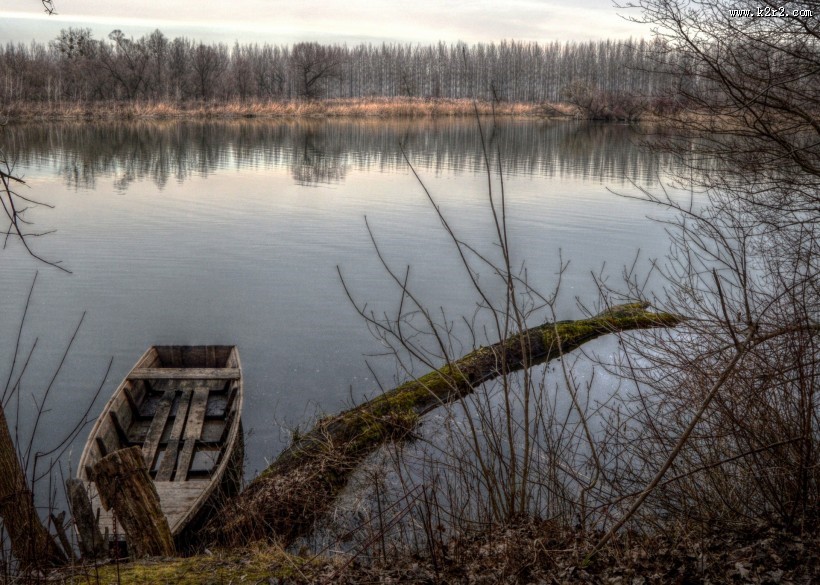 停在水边的船图片