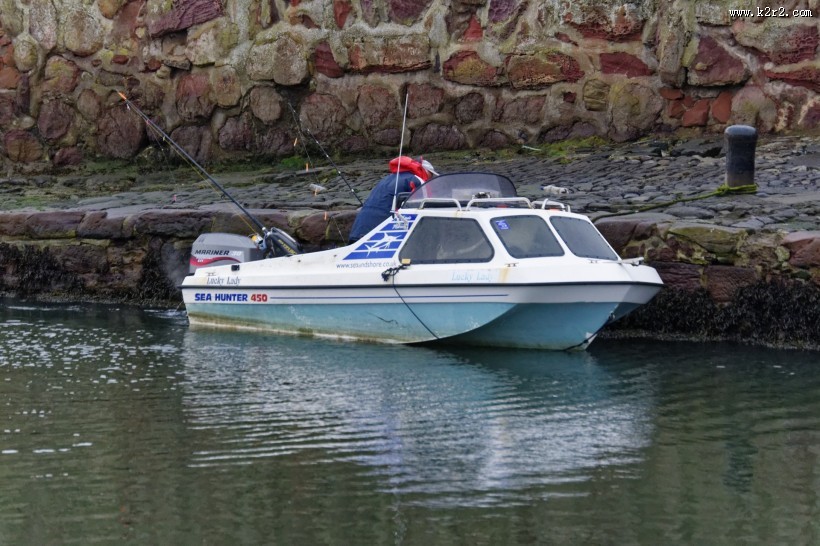 停在水边的船图片