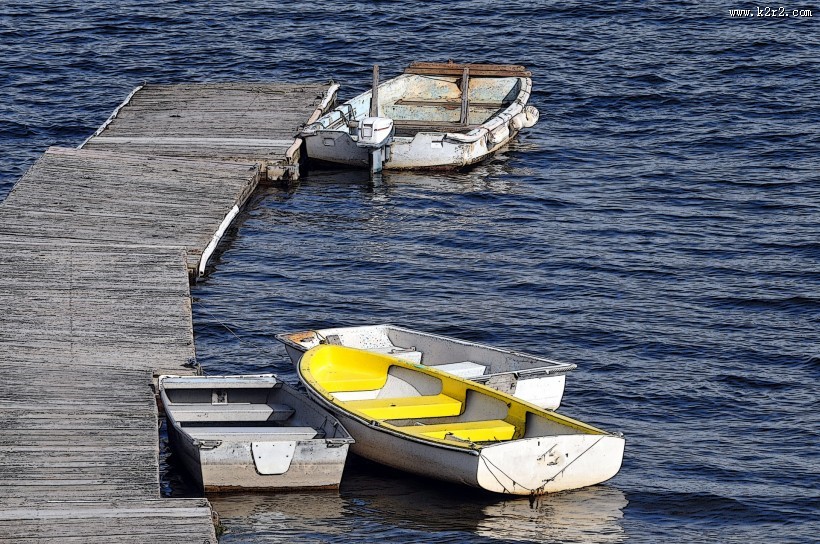 停在水边的船图片