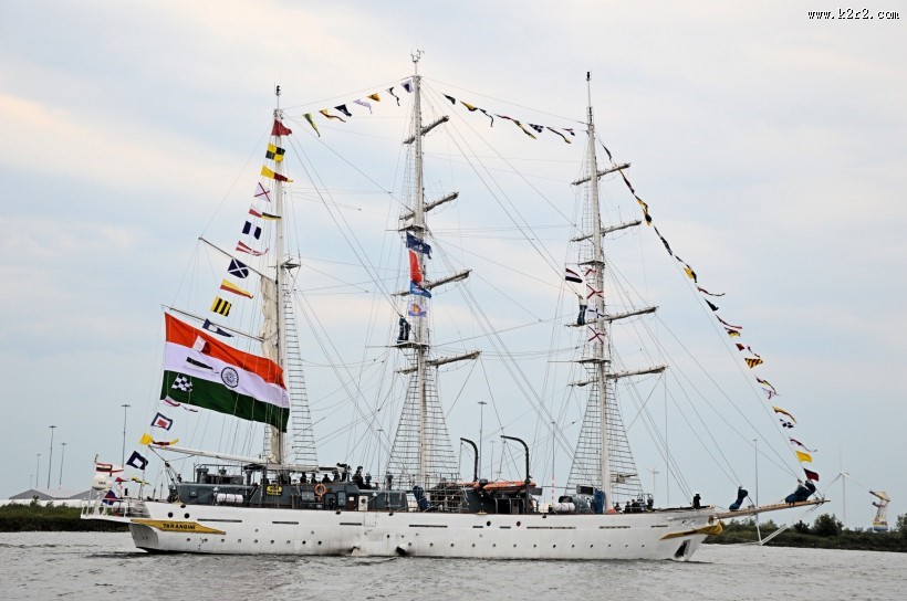 高大的现代船舶图片