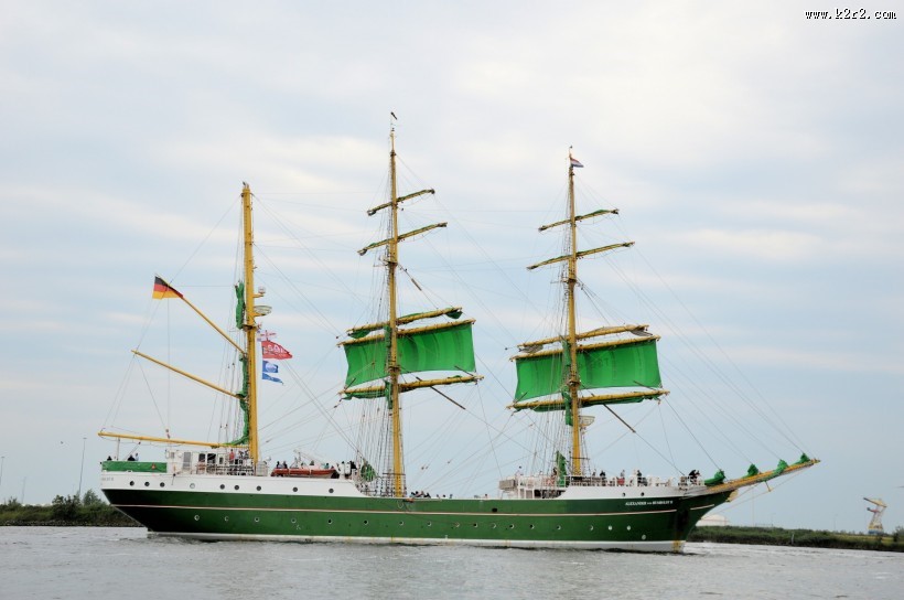 高大的现代船舶图片