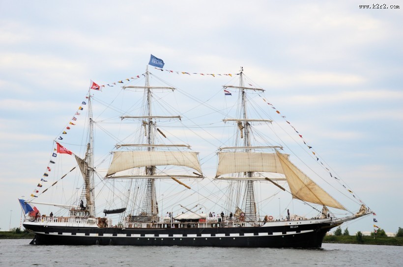 高大的现代船舶图片