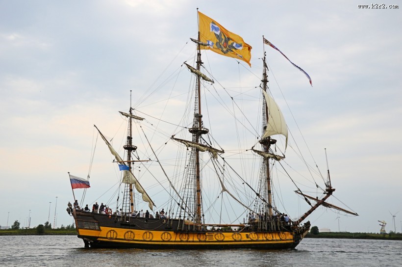 高大的现代船舶图片