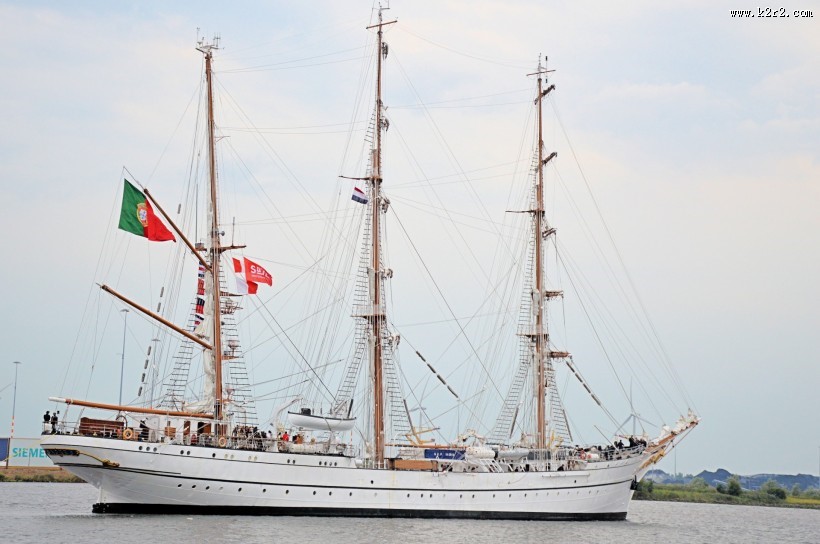 高大的现代船舶图片