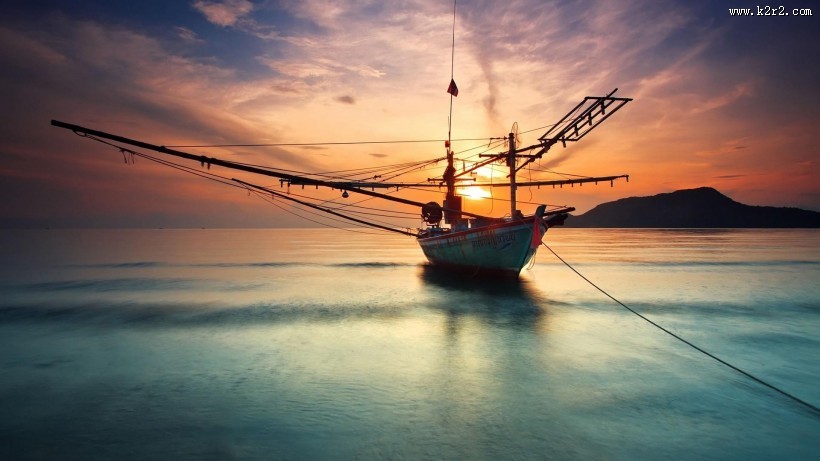 夕阳下的帆船图片