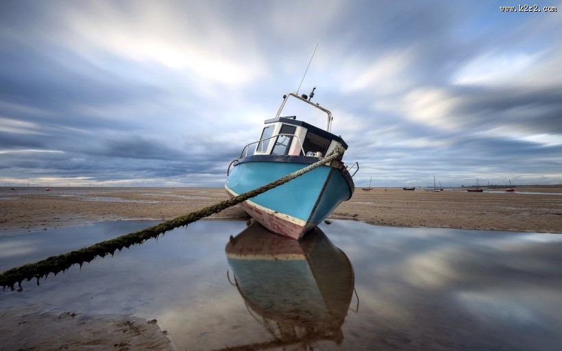 停泊的小船图片