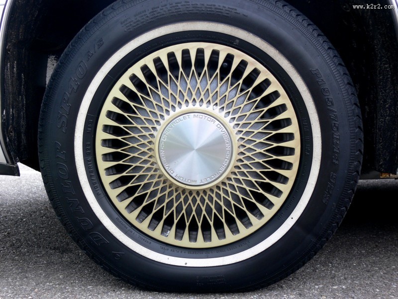 汽车车轮特写图片