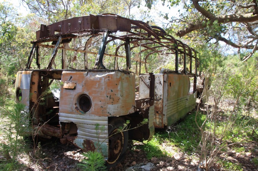 旧的生锈汽车图片