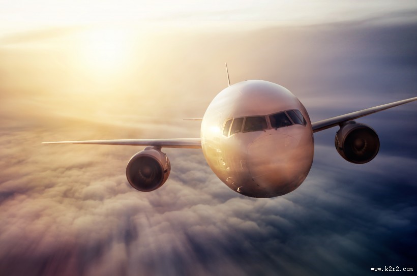 云层上的飞机图片