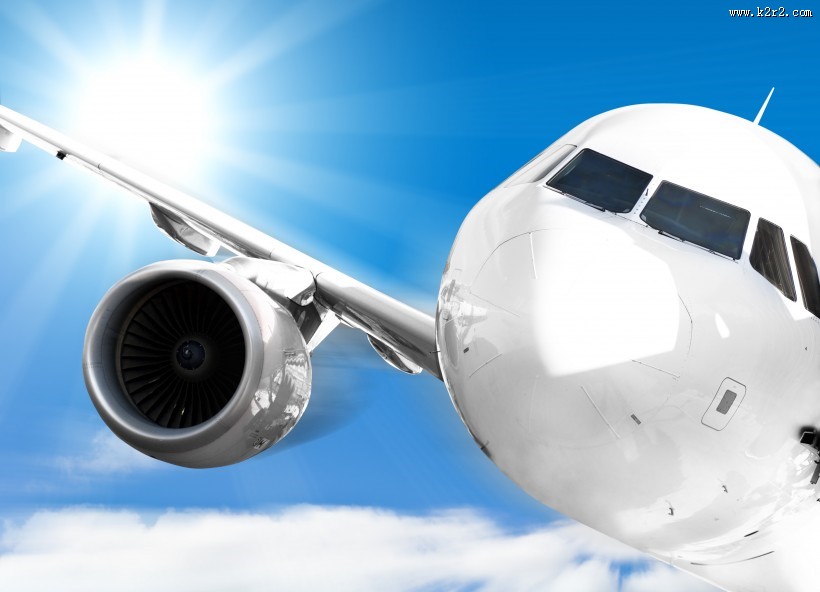 云层上的飞机图片