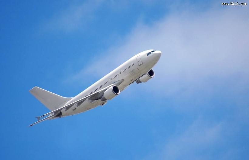 云层上的飞机图片