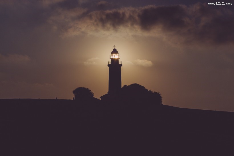 海边高耸的灯塔图片