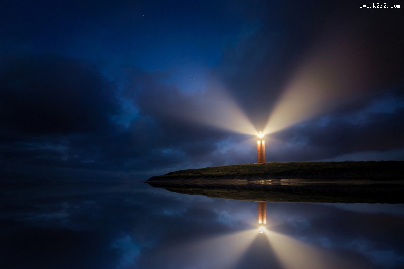 海边高耸的灯塔图片